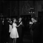 4287-1 Franse marine-officieren dansen met dames in de Burgerzaal.