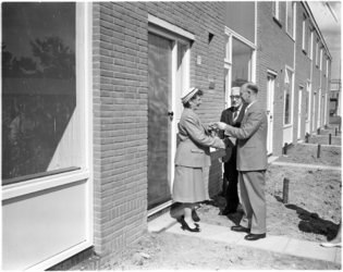 4293 Wethouder Roel Langerak reikt in de Hilswindestraat huissleutels uit aan mevrouw J. Naaktgeboren.