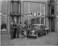 4294 Overdracht van de 150-ste Simca, voor de showroom in Groot Handelsgebouw op het Stationsplein, bij autodealer Auto ...