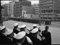 4303-3 Defilé mariniers op de Coolsingel als start van de Rotterdamse Vlootweek. Rechtsonder: burgemeester G.E. van Walsum.