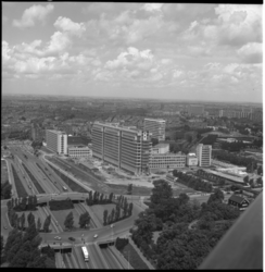 4313 Vanaf de Euromast: overzicht over de tunneltraverse, het Dijkzigt Ziekenhuis en het Droogleever Fortuynplein.
