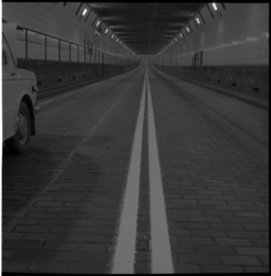 4317-1 Doorgetrokken, dubbele, witte lijnen voor auto's, aangebracht op het stenen wegdek in de Maastunnelbuizen.