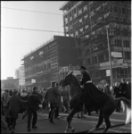 432-2 Politieman te paard grijpt in tijdens de demonstratie van scholieren.