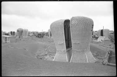 4323-1 Manshoge, rieten strandstoelen staan tegenover elkaar op het verlaten strand van Hoek van Holland.