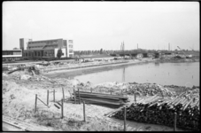 4358-2 Overzicht in aanbouw zijnde jachthaven aan de zuidzijde van het Schie-Schiekanaal bij de Blijdorpbruggen.