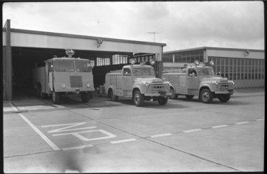 4383-1 Brandweerauto's voor hun uitrukkazerne op vliegveld Zestienhoven.