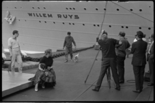 4391 Op de kade bij de Rotterdamsche Lloyd, met de scheepsnaam 'Willem Ruys' op de achtergrond, worden opnamen gemaakt ...