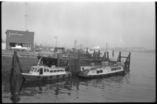 4424 Exterieur pand Sluisjesdijk 127 van scheepsleverancier 'Paul' en hun bevoorradingsschepen aan de steiger.