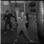 4425-1 Nederlandse boksers trainen in sportschool van Theo Huizenaar in Rotterdam voor de Olympische Spelen in Rome.