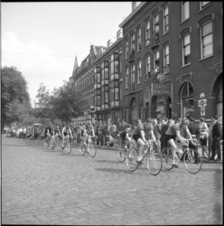 4435 Wielrenners fietsen in de 13e Ronde van Katendrecht op de Veerlaan.