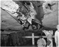 448 Inspectie van schade aan de onderzijde van het motorschip 'Vittangi' in dok 8 van de RDM.