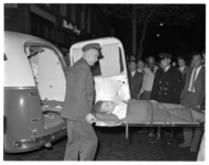 4538 Een gewonde van een schietpartij wordt bij de Old City Bar (West-Kruiskade) op een brancard de ziekenauto ingedragen.