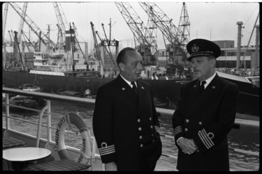 4563 Kapitein C.G.F. Hoek en kapitein H. v.d. Heuvel op een dek van de 'Willem Ruys'.