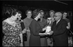 4602 Mevrouw L. Jarrett-Valk, huisvrouw van het Jaar 1960, krijgt als finaleprijs een mixer van Femina-voorzitter C. ...