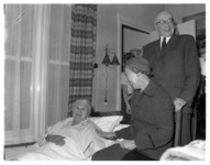4615 Mevrouw J.M. Putting-den Hoed ontvangt ter gelegenheid van haar 100e verjaardag in haar woning in de ...