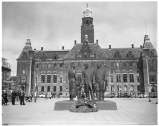4618 Monument voor ' Alle Gevallenen 1940-1945' op Stadhuisplein met krans, op de achtergrond het stadhuis.