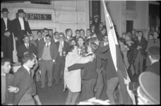 4649-1 Studenten dansen op straat tijdens de viering van de 47e Dies natalis, met vlag en Koninklijke Post Harmonie ...