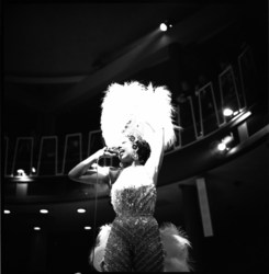 4653-2 Optreden Franse zangeres Josephine Baker op galafeest in Dancing Bristol.