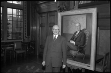 4657 Burgemeester G.E.van Walsum staat in zijn werkkamer op het stadhuis bij een door Karel van Veen geschilderd ...