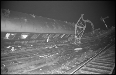 4681-1 Een ontspoord deel van een trein ligt scheef op de spoorbaan bij het treinongeluk in Woerden.