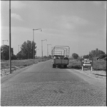 47 Wegdek met routebord richting Brielle, Groene Kruisweg; Waalhaven.