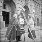 4800 Dames vullen Kerstpot van het Leger des Heils op de Coolsingel voor het hoofdpostkantoor.