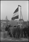 4869-1 De vlag gaat uit na het bereiken van hoogste punt nieuwbouw Sint-Dominicuskerk.