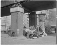 488-1 Bloemenmarkt op de Binnenrotte onder het spoorviaduct.