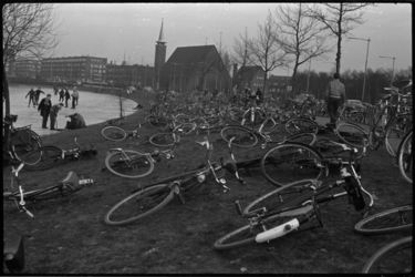 4893-1 Achtergelaten fietsen en ijspret op de vijver in het Vroesenpark-gebied. Op de achtergrond de Sint-Albertuskerk ...
