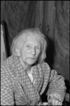4919 Portret van honderdjarige mevrouw Jacoba Engelina van den Berg, geboren Donkervoort.