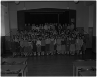 495 Grote groep leerlingen in een aula van het katholieke meisjeslyceum. Mogelijk de Maria Virgo aan de Breitnerstraat.