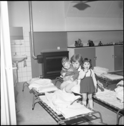 4968-1 Leidster kinderbewaarplaats 'Margriet' met kinderen bij aantal veldbedden.
