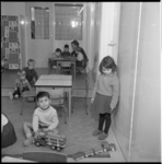 4968-2 Leidster Kinderbewaarplaats 'Margriet' en aantal kinderen in de speelkamer.