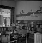 497 Interieur van de jeugdafdeling van de Gemeentebibliotheek op de hoek van de Mariniersweg en de Vogelenzang.