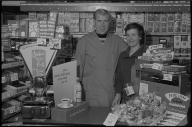 4982 Man en vrouw in een melkwinkel achter de toonbank.
