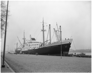 502 KPM-schip 'Straat Lombok' , afgemeerd aan de Parkkade voor een proefvaart.