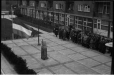 5057-1 Overzichtsfoto van dodenherdenking bij monument 'De Treurende Vrouw' in de Goereesestraat.