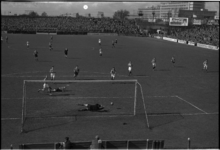 511-2 Spelmoment uit de voetbalwedstrijd Sparta - Willem II, gefotografeerd vanaf de ingangstribune. Op de achtergrond ...