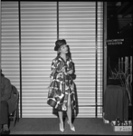 5112-1 Mannequin tijdens modeshow voor tieners van warenhuis De Bijenkorf.