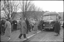 5119 Scholieren van het Marnix Gymnasium vertrekken met de bus naar Parijs vanaf Henegouwerplein.