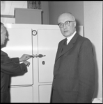 5127-2 Burgemeester Van Walsum staat bij koelkastdeuren van de geopende Bloedbank.