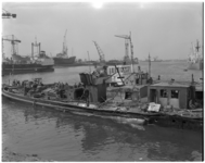 515-2 De Annard, het zwaar getroffen zusterschip van de Gunnard, wordt naar de wal gesleept en kan slechts met behulp ...