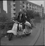 5177-1 Twee fraai gekapte dames poseren op scooter aan de Oostzeedijk.