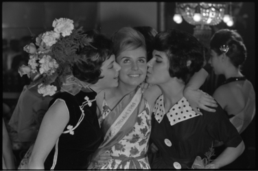 5184-2 Coby van 't Hoen (midden) is nieuwe Miss Rotterdam en wordt door dames op beide wangen gekust.