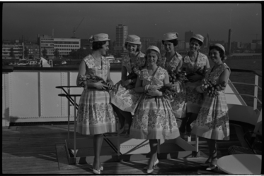 5187 Bloemenmeisjes aan boord van ss. 'Statendam', na hun terugkeer uit de Verenigde Staten.