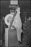 5188 Weegschaal met rund in kader van 'gewicht raden' tijdens slagersvoorlichtingsbeurs in de congreszaal van het Rijnhotel.