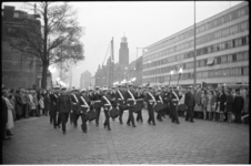 5191-1 Tamboers-, Pijpers en fakkeldragers van het Korps Mariniers op de Coolsingel ter hoogte van De Bijenkorf tijdens ...