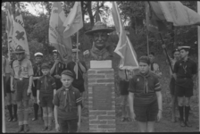 5203 Padvinders en Zeeverkenners met vlaggen rond het onthulde borstbeeld van Lord Baden Powell in het Park.