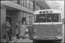 5207 Echtpaar Teekens naast de KLM-autobus in de Doelstraat; zij gaan naar hun kinderen in Canada.