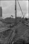 5213-2 Overzicht bouwterrein tijdens slaan eerste paal voor het gebouw van de Keuringsdienst van Waren.